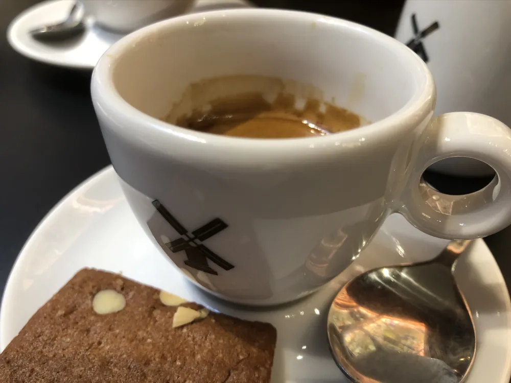 Ristretto dans une tasse blanche accompagné d'un biscuit aux amandes