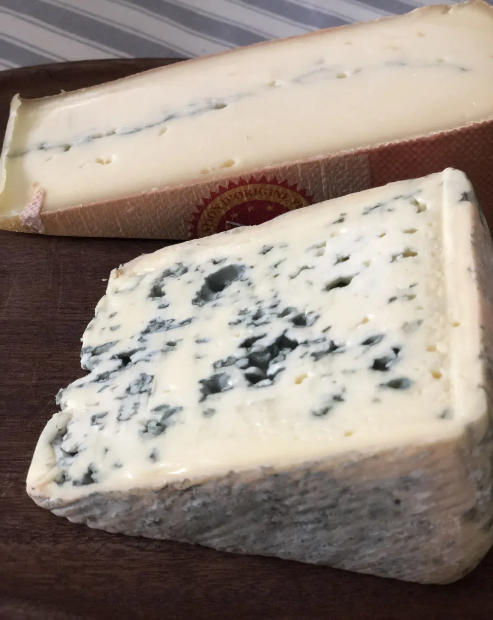 Morceaux de Roquefort photographiés par Pierre-Henry Soria